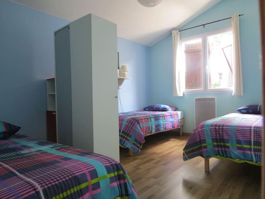large chambre avec 2 ou 3 lits selon vos besoin.