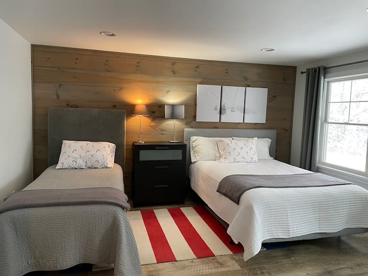 Lit jumeau confortable et queen size avec draps 100% coton. 