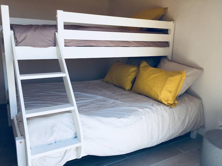 Dhoma e gjumit 2 e hapur për një dhomë dushi