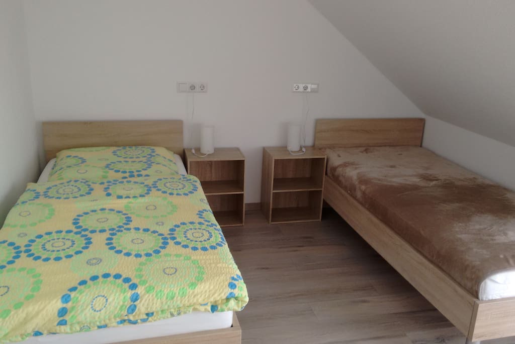 Schlafzimmer mit zwei Betten