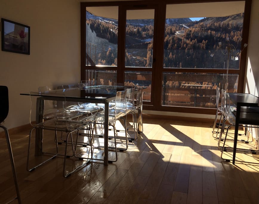 Coin repas lumineux avec balcon avec vue sur les pistes