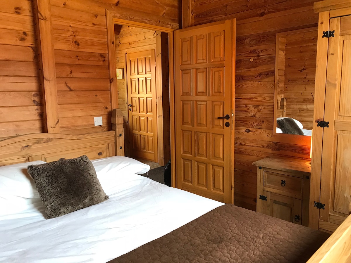 Საძინებელი 2 დიდი საწოლით