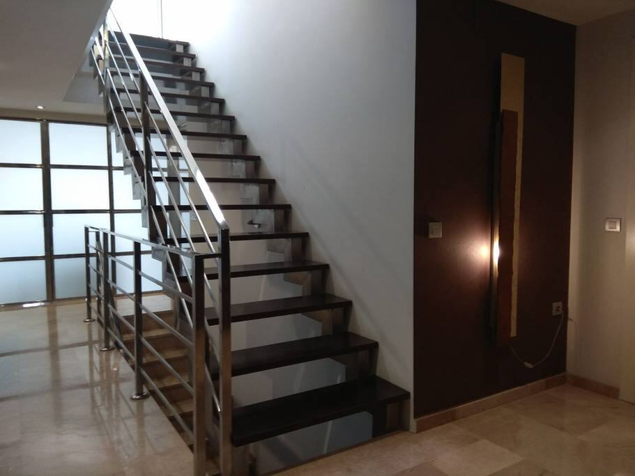 Escalera de acceso a la 1ª planta de uso exclusivo huespedes. Access staircase to the first floor for exclusive use by guests. Accès escalier au premier étage pour une utilisation exclusive par les invités.