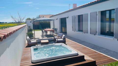 Retreat villa with hot tub near the ocean