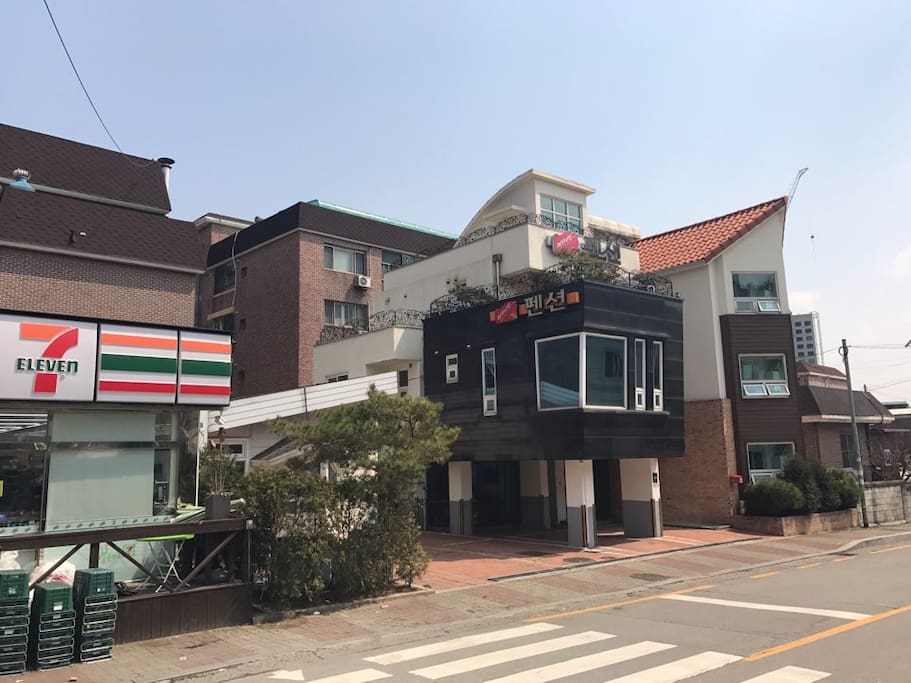 숙소 옆 편의점 위치
