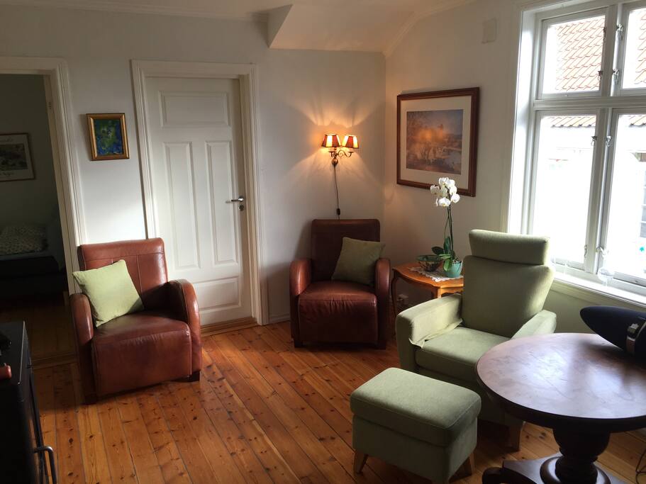 Living room, original old (uneven) wooden flooring.