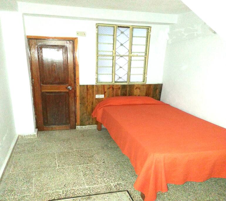 Triple planta baja, cama individual