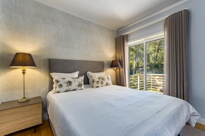 Აპარტამენტი 2 ორადგილიანი საწოლი - ცალკე სააბაზანოთი და აივნით

Თუ ბავშვის/ჩვილის საწოლის განთავსება გსურთ, გირჩევთ, იქონიოთ ისინი ამ ოთახში ცალკე სააბაზანოთი, რადგან ისინიც პირველ სართულზე იქნება. Ის საკმაოდ მოქნილია, რომ სურვილისამებრ შეასრულოთ.