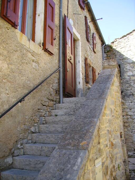 Montée d'escalier pour accéder au gîte