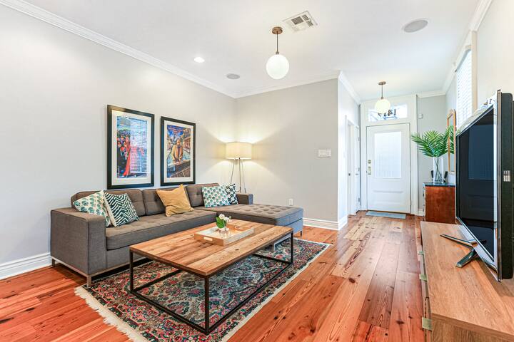 Gorgeous Victorian in Historic Lower Garden Dist. gallery image 3