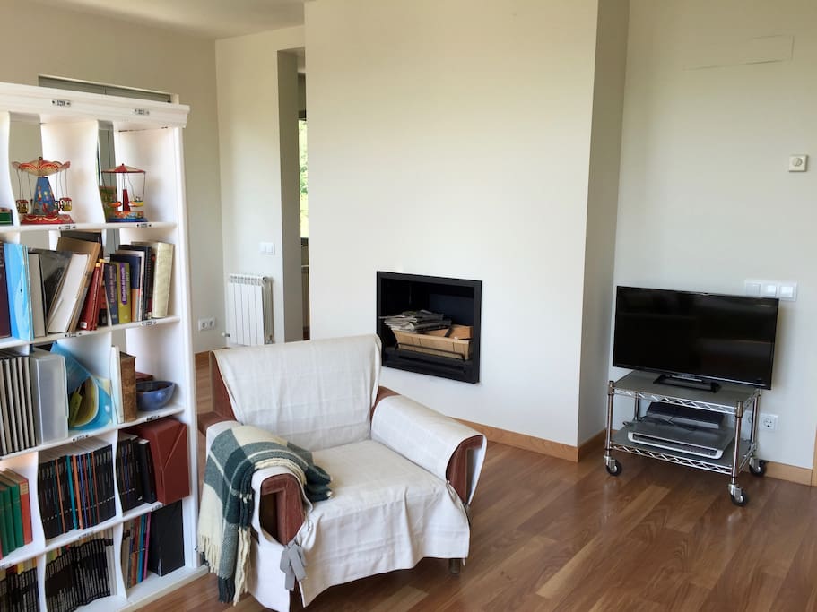Sala menjador amb llar de foc