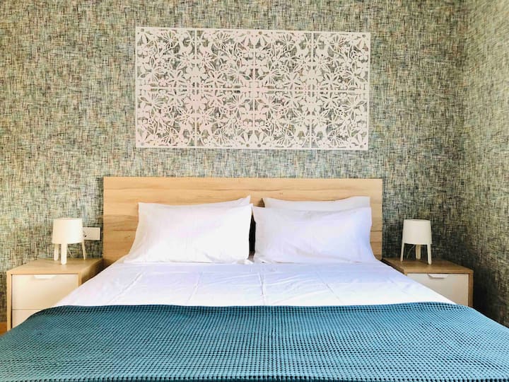 Chumba cha kulala cha 1 kilicho na kiyoyozi na feni ya dari

Chumba cha 1 kilicho na feni ya A/C na dari