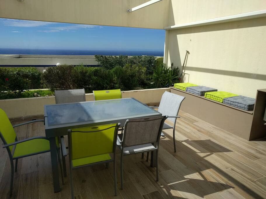 terrasse équipée d'une plancha à gaz
