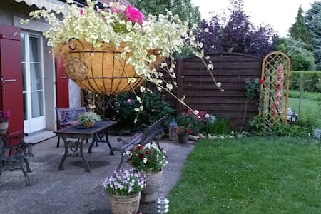 Cosy bedroom, parking, 10min walk to Rolle train.