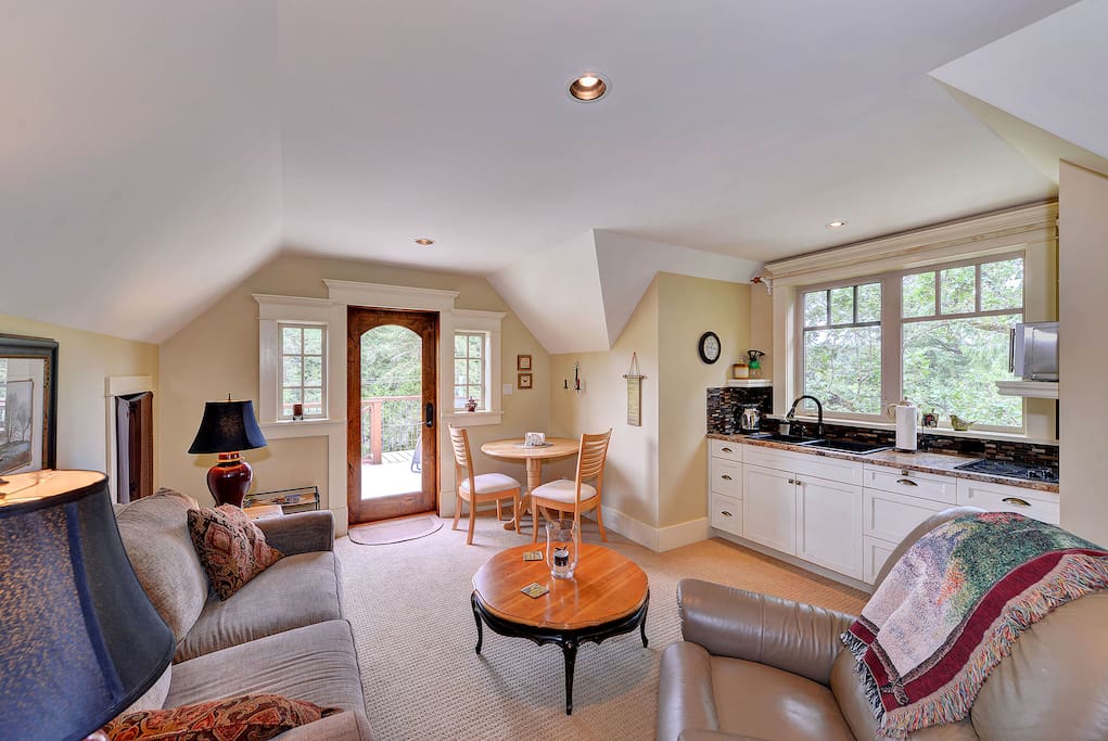Cozy and with all the comforts of home. The reading nook is a great place to enjoy a good book or take a nap in the lovely air conditioning on a hot day.