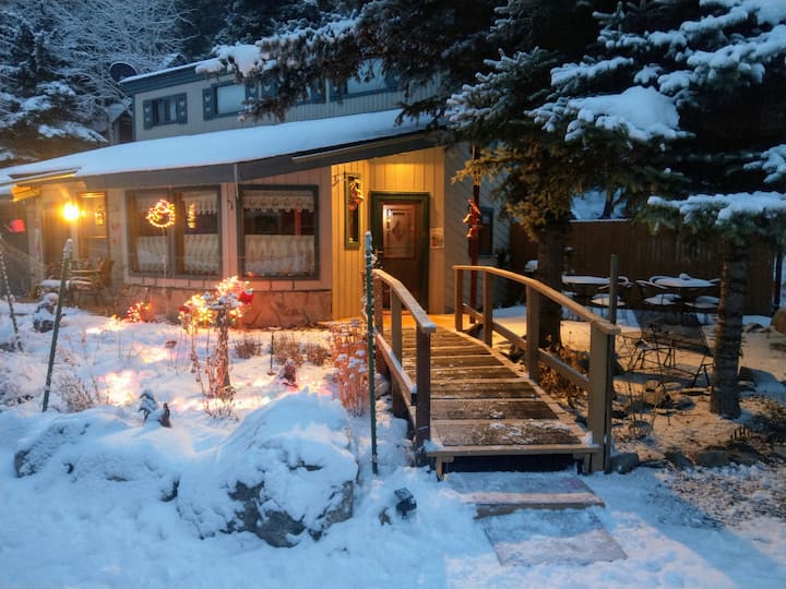 The McClure House A Cowboy cabin in the woods. Cabins for Rent in