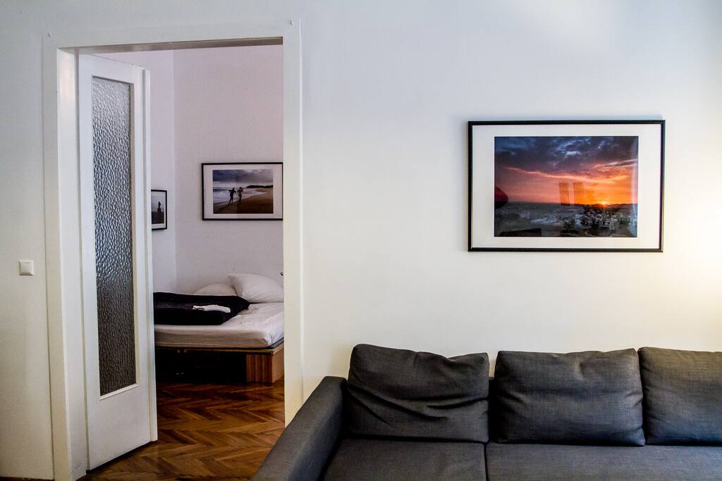 2 Zimmer Wohnung. Wohnzimmer ist Durchgang.