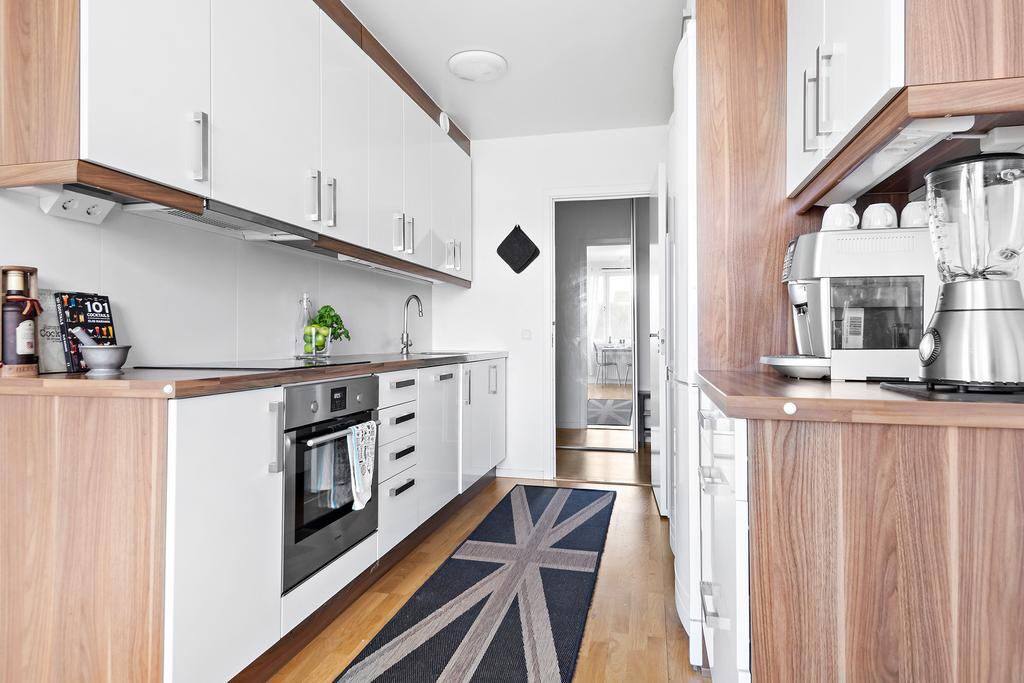 Complete kitchen with coffee machine, modern stove, oven, microwave oven and dishwasher. You will have your own fridge :)