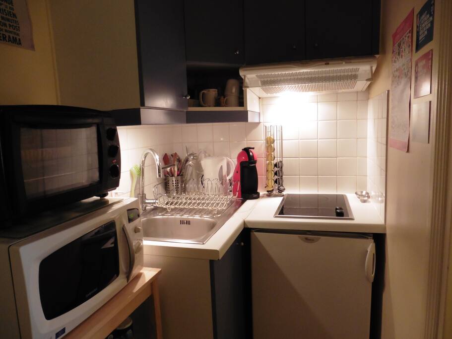 Petite cuisine fonctionnelle, avec un four et un micro-onde