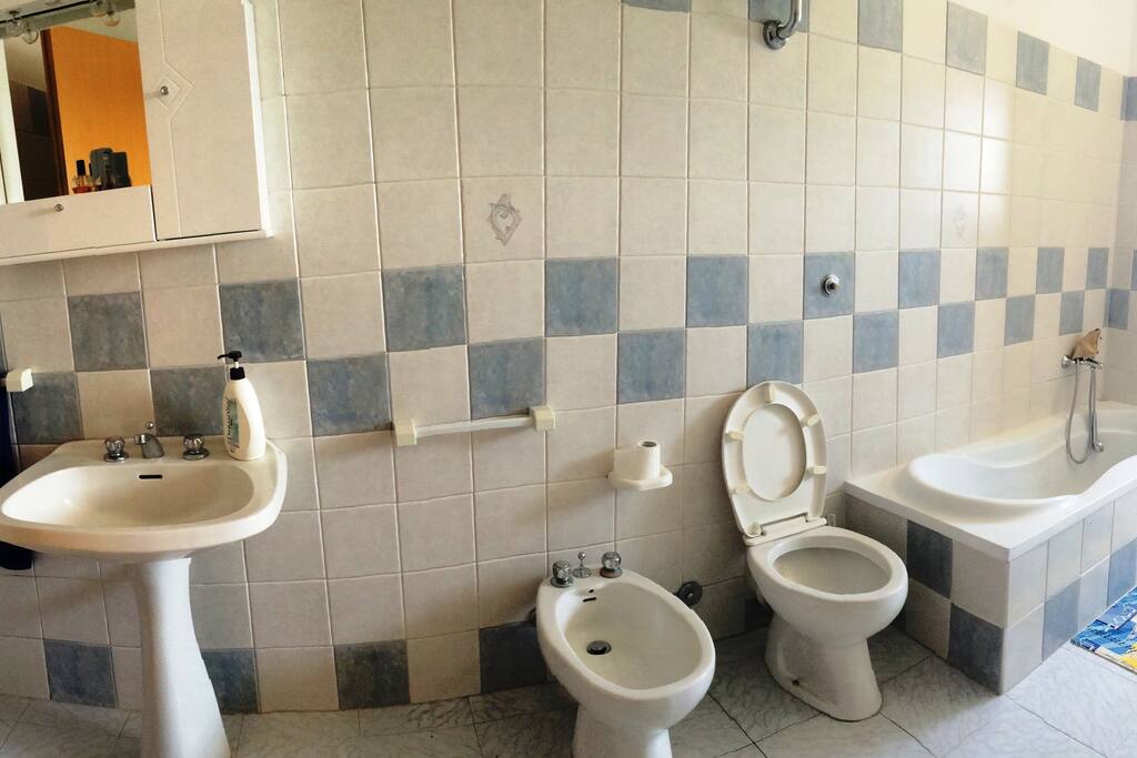 bagno con vasca e doccia