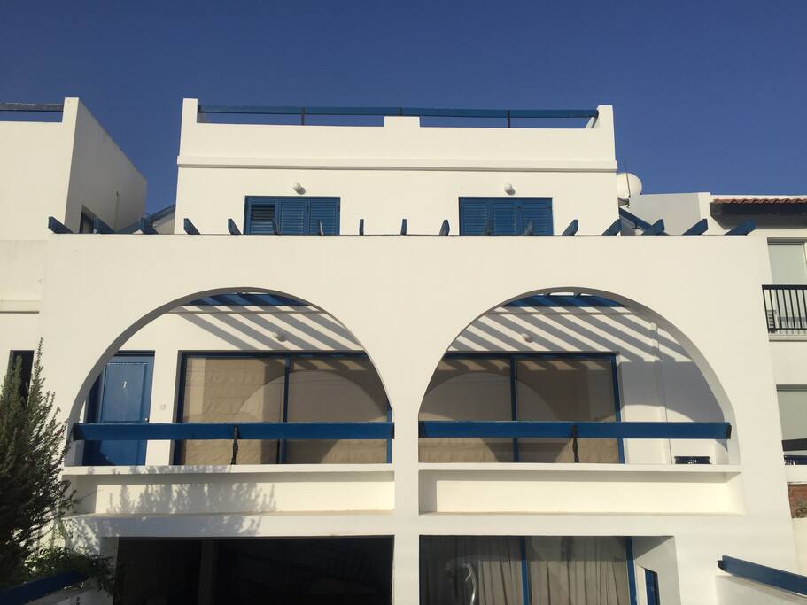 Andromeda Mansions, Polis