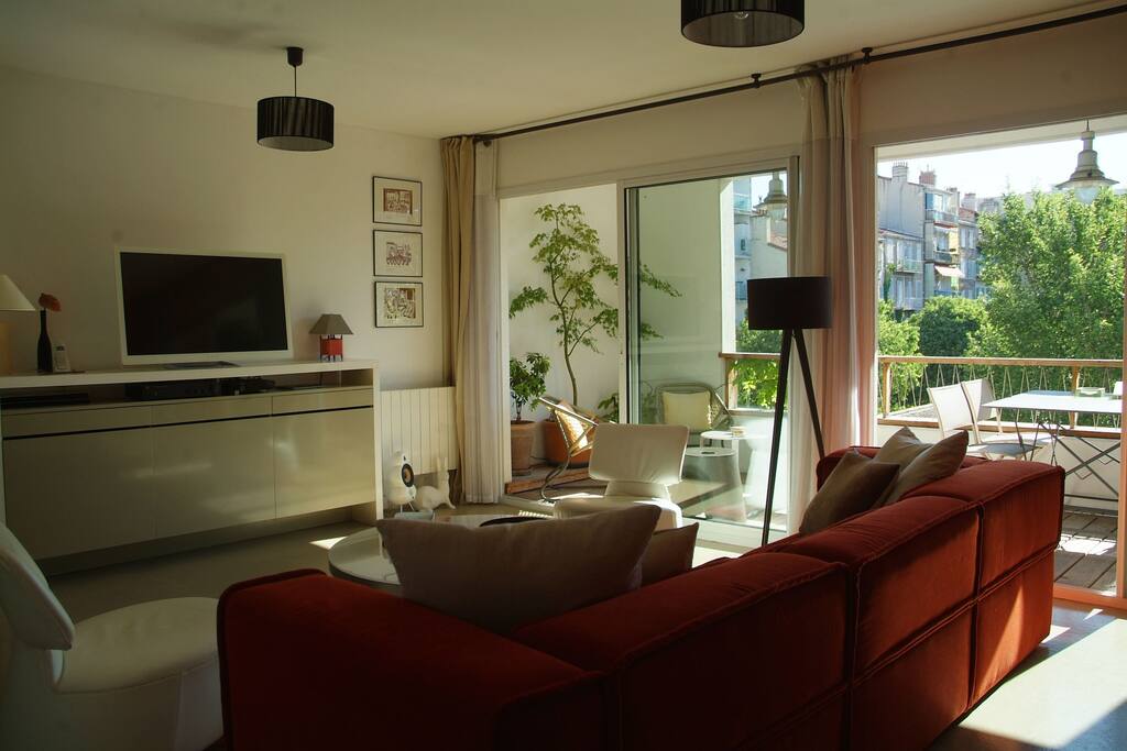Salon vue sur loggia et jardin