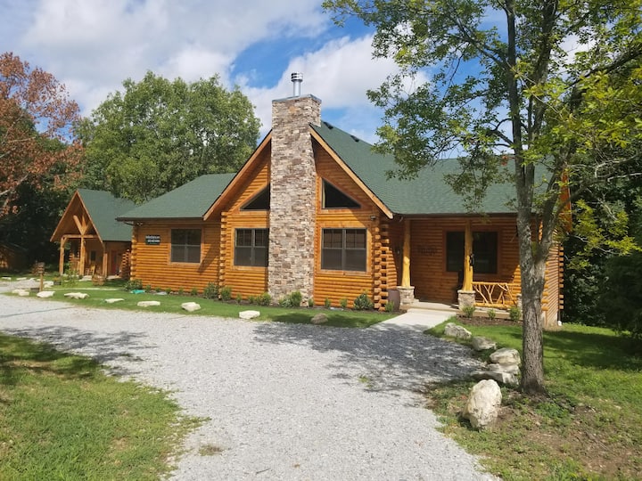 Cherokee Luxurious Retreat by Big Cedar &Branson Cabins for Rent in