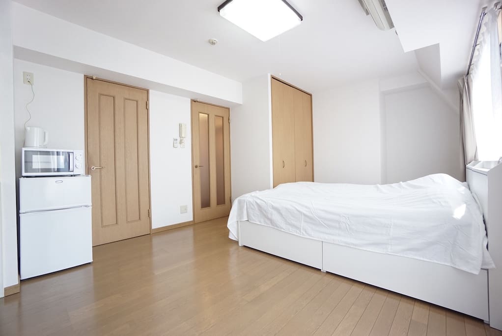 There is two single size bed.
It is a very bright room!