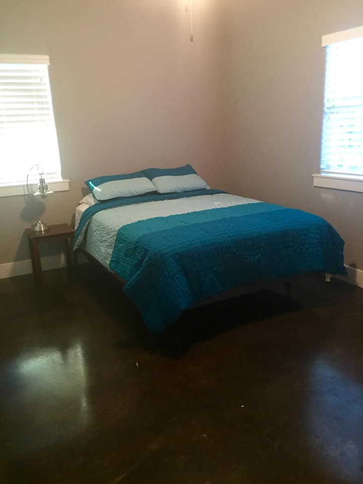 Спалня №2 има двойно легло със скрин и гардероб. 