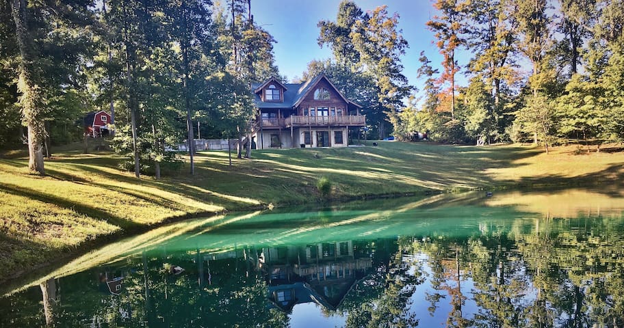 Secluded lodge with private fishing pond Chalets for 
