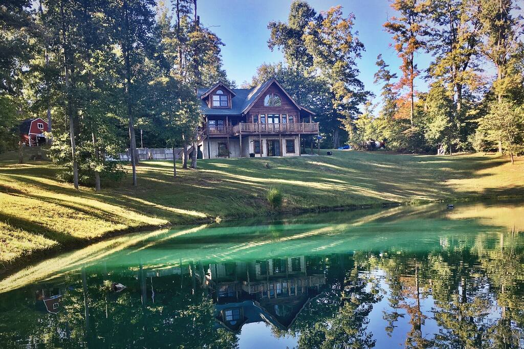 Secluded lodge w private fishing pond 4Bd 2 5BA Secluded lodge w private fishing pond 4Bd 2 5BA