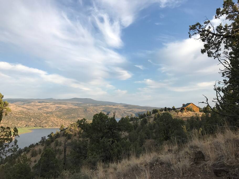Incredible Cabin Overlooking Lake Cabins for Rent in Prineville
