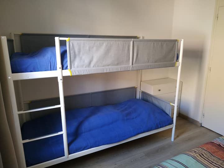 les lits superposés dans la chambre