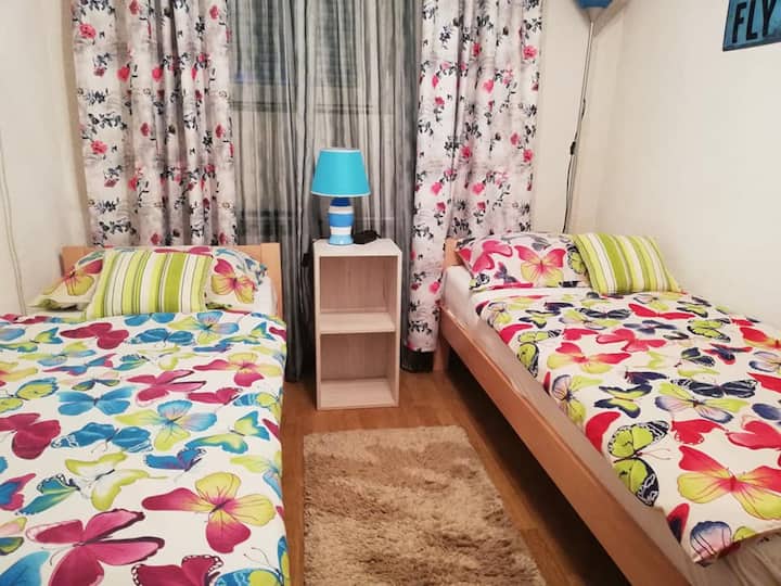 2 საძინებელი LCD ტელევიზორით