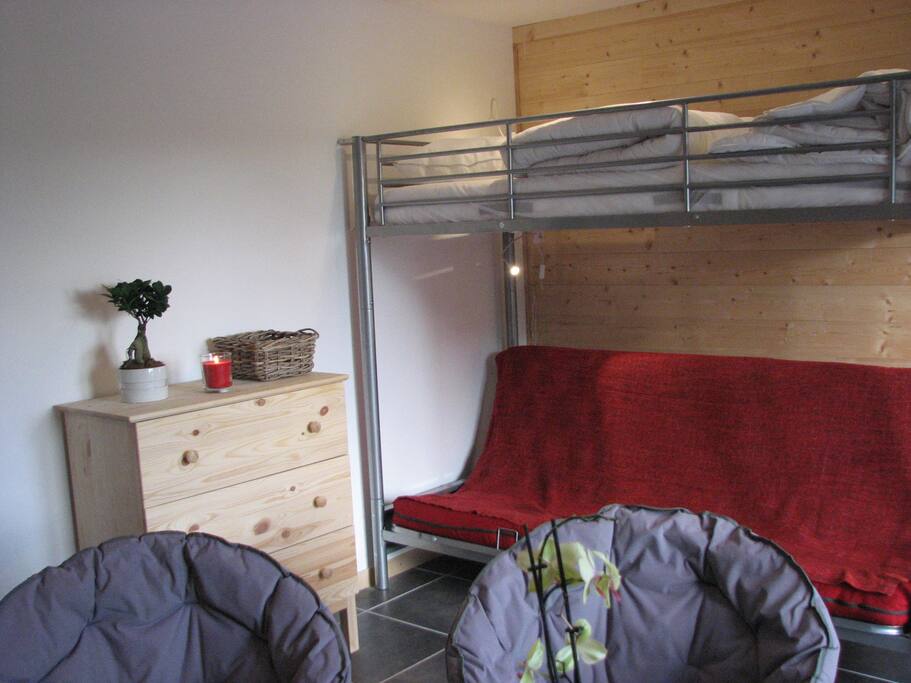 salon : 1 canapé lit double (120) et lit simple superposé