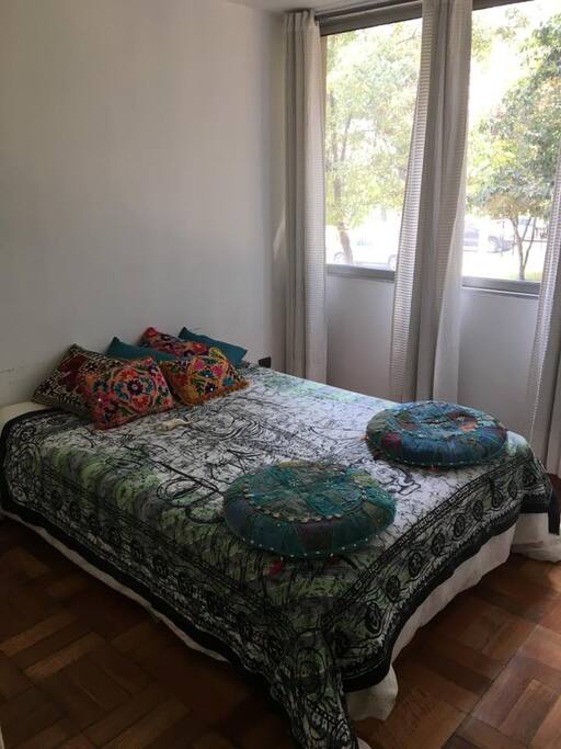 Amplio dormitorio con cama Queen