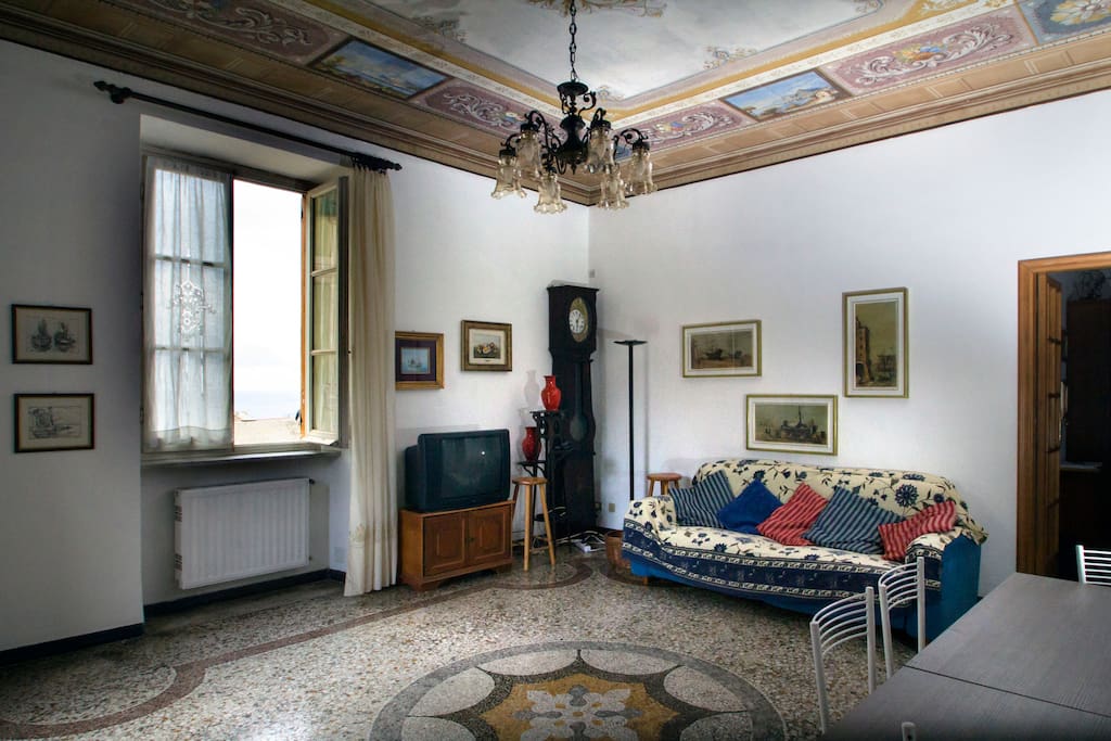 Salone alla genovese con soffitto affrescato