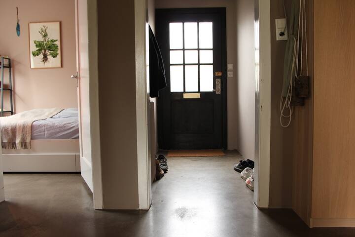 Отделен входен коридор и спалня