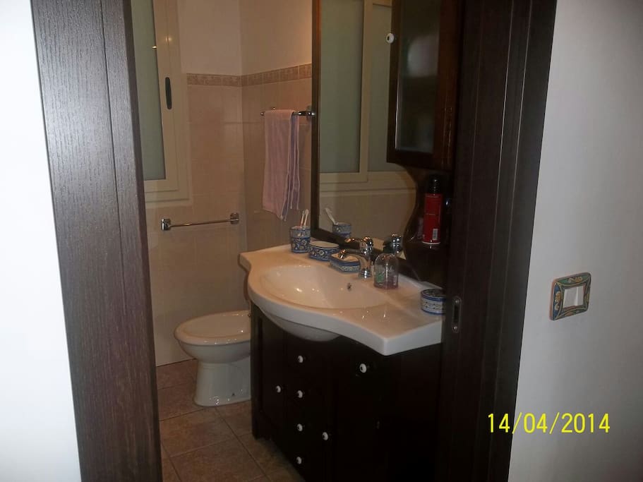 bagno ristrutturato, doccia, lavandino, water e bide.