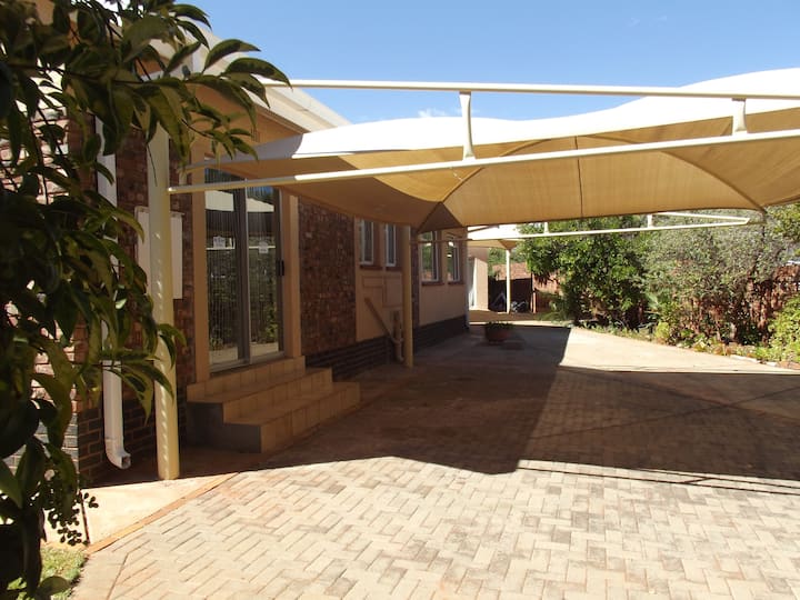 Hillcrest Cottage 1
