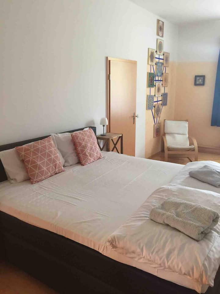 房间2 ，最多可入住2人
可能与3号房间相连