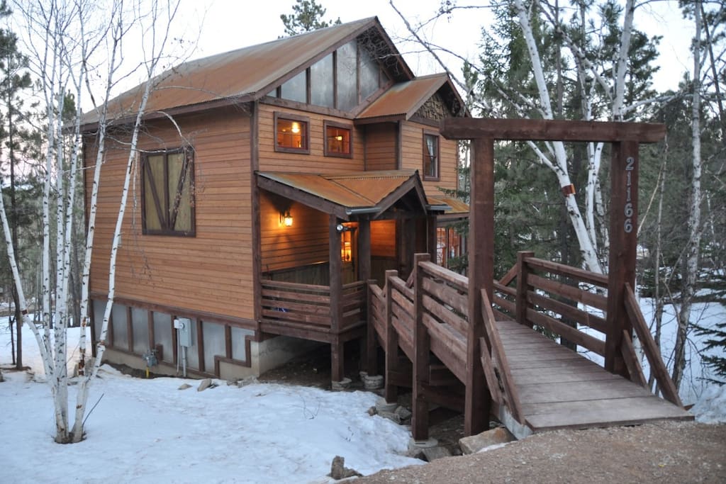 Front entrance of the cabin.