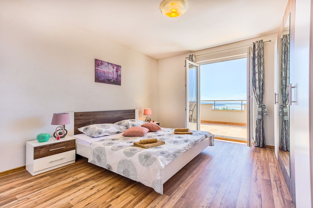 room 2 with double bed, bed size 180x200 cm