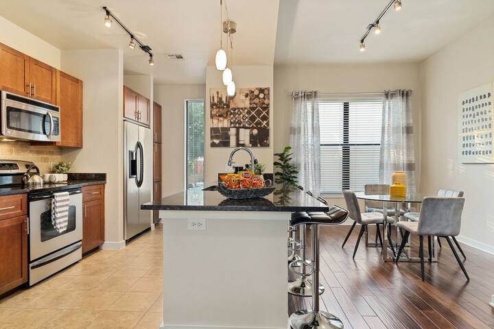 Uptown Upscale, 4 Levels, 2 Car Garage, Balcony gallery image 3