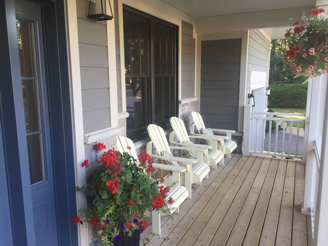 Lakehouse Inspired Retreat Close to Downtown gallery image 2