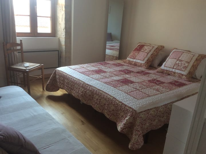 dormitorio 1: versión 3 camas incluyendo 1  cama king size y cama de 80x190. Orientada al sur, presencia también  de una ventana  
al norte y una puerta que da a un pequeño patio privado. Armario con perchas, cómodas, escritorio. Parquet de castaño.