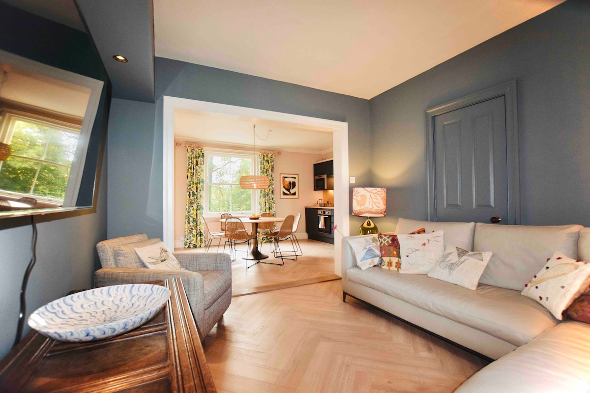 Top Airbnb: Sunny, stylish character apartment next to park in Huntington