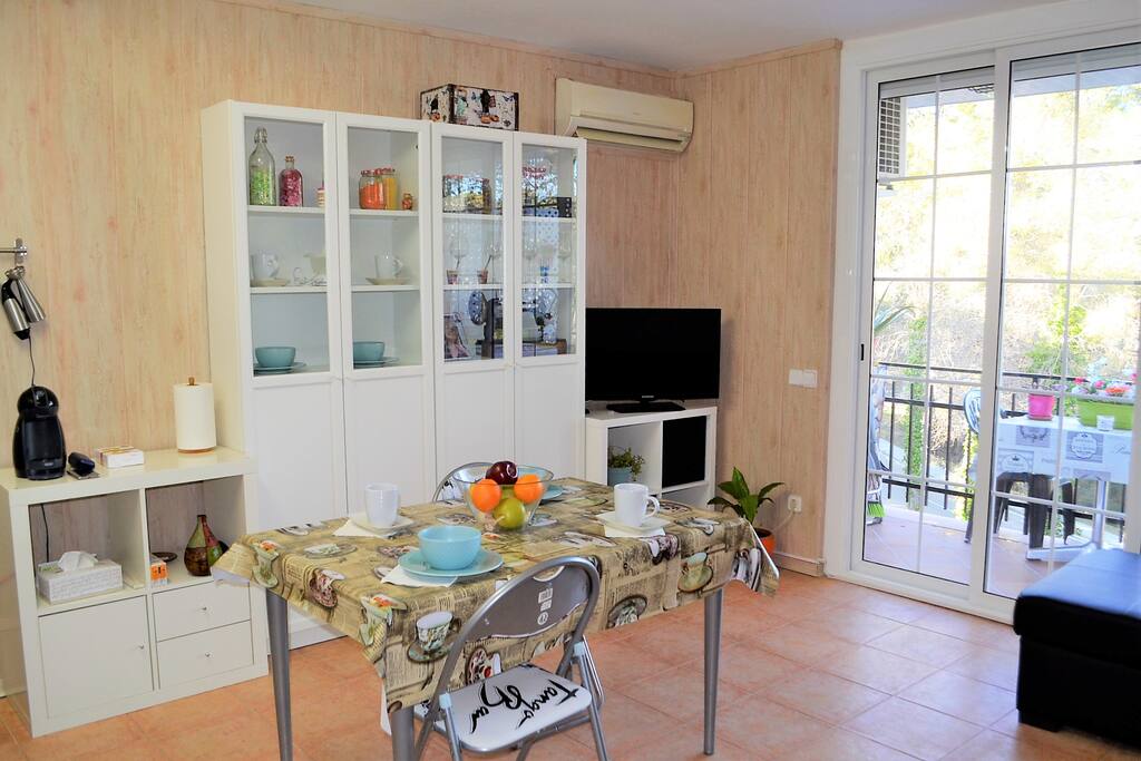 Un salon accueillant avec accès au balcon et une superbe vue sur la piscine et la montagne