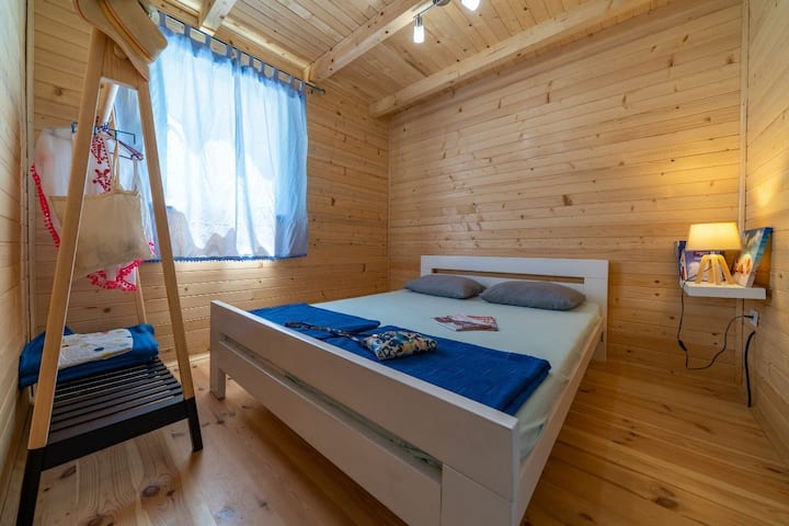 غرفة نوم في الطابق الأرضي مع خزانة إطار. ظل نافذة رائع مرة أخرى!