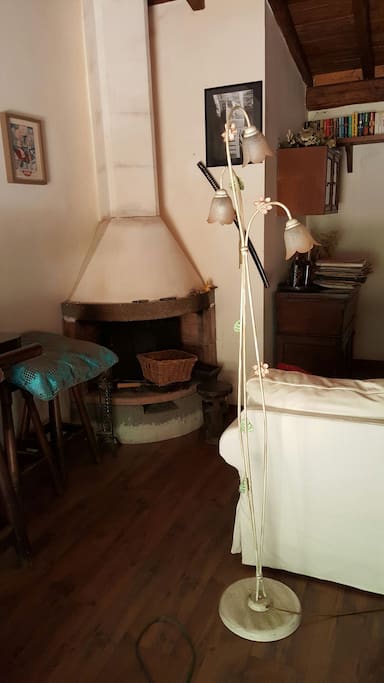 Angolo salotto con caminetto